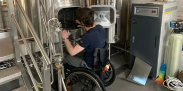 Daniel de Vlas ondanks dwarslaesie bierbrouwer in nieuwe brouwerij Loppersum: ‘Kijken wat wél kan’