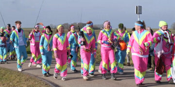 Terugkijken: ook de fatbike doet mee aan carnavalsoptocht Kloosterburen (video)
