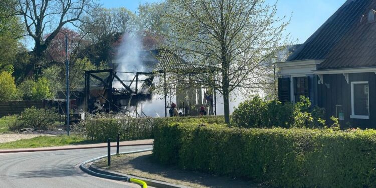 Brand legt monumentale weegbrug in Warffum in de as