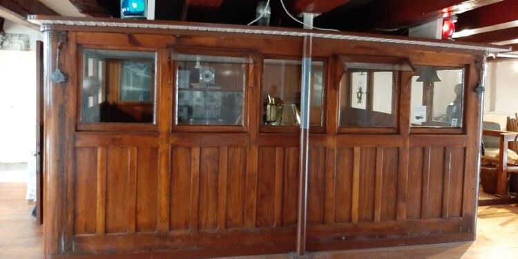 Stuurhut van Groningse coaster Erebus wacht in Delfzijl op een mooie etalage