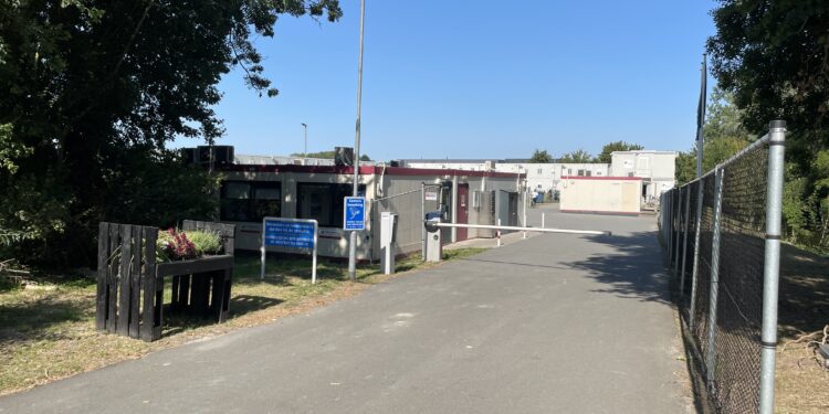 Noodopvanglocatie asielzoekers Uithuizen blijft toch langer open: gemeente ‘onaangenaam verrast’