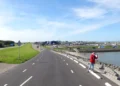 Versterkte Lauwersmeerdijk en nieuwe toegang tot de haven geopend