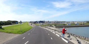 Versterkte Lauwersmeerdijk en nieuwe toegang tot de haven geopend